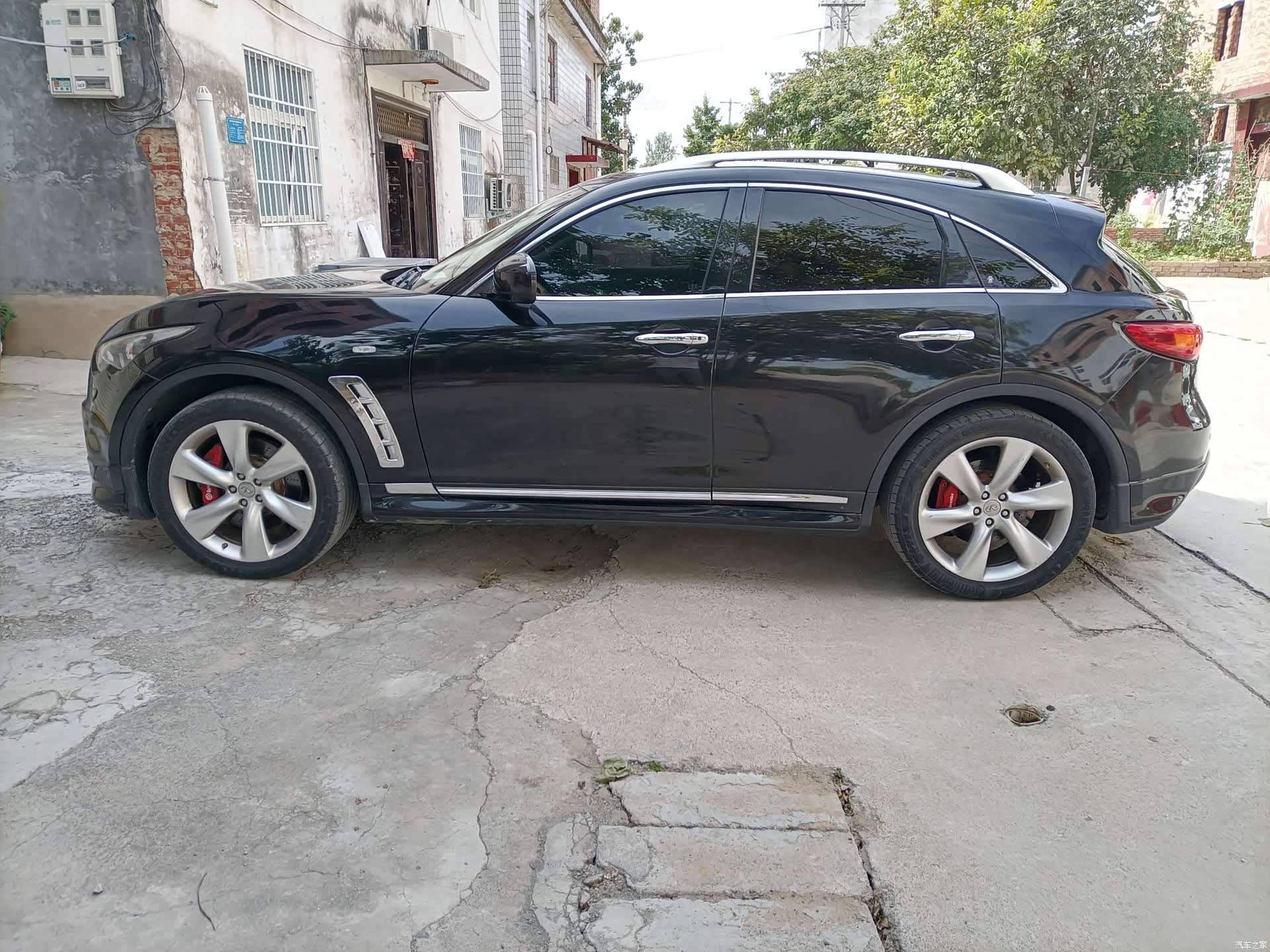Infiniti FX35, 2011 4