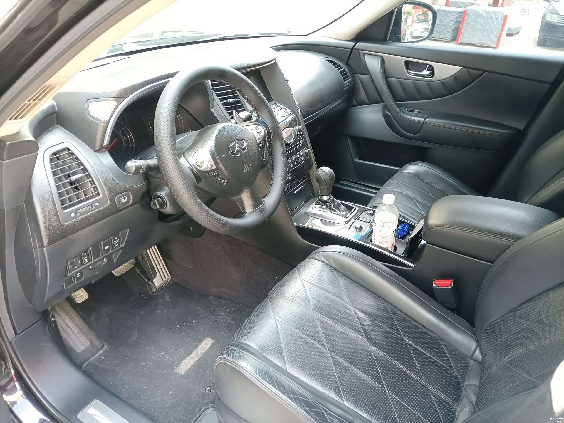 Infiniti FX35, 2011 9