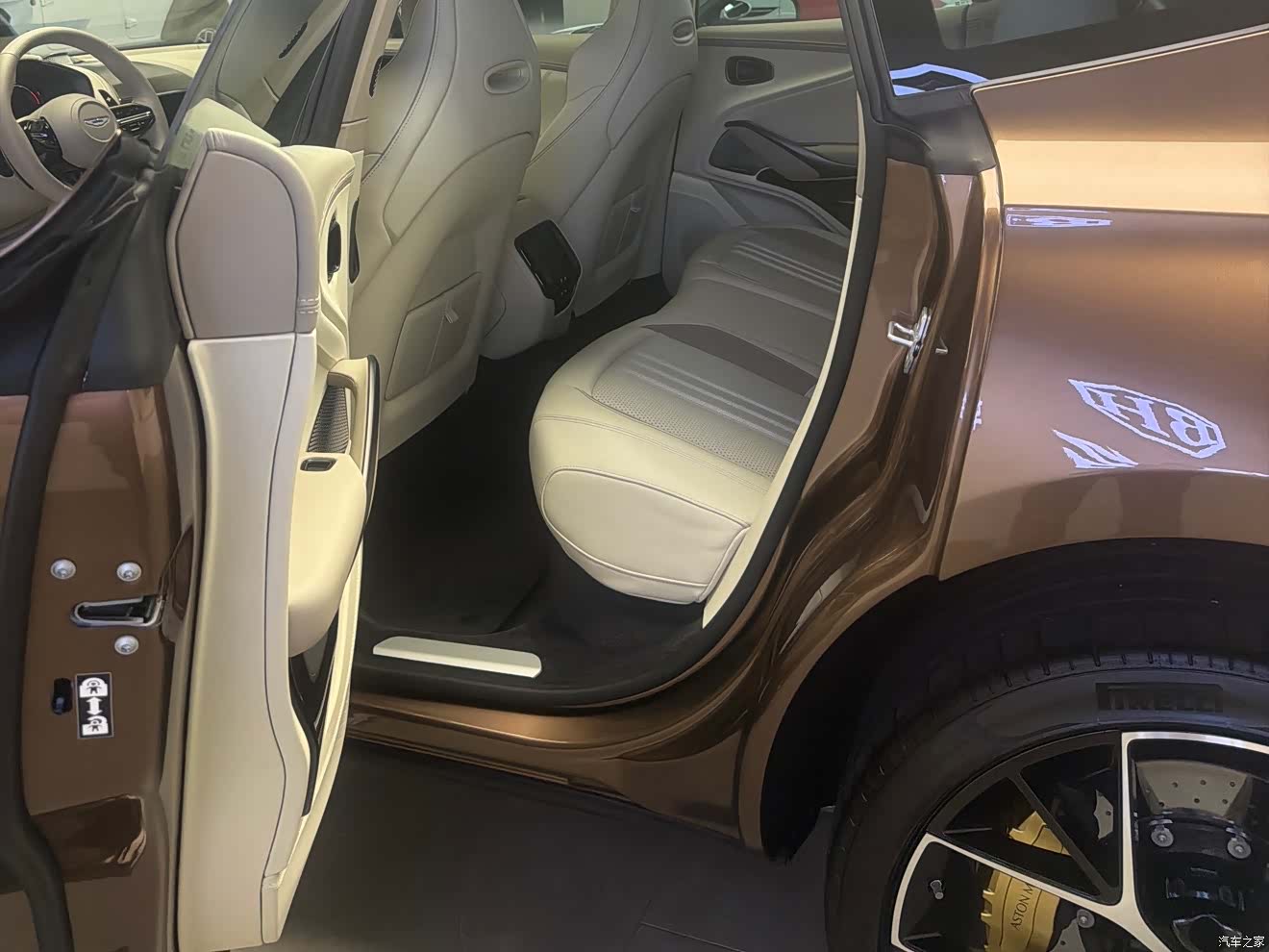 Aston Martin DBX, 2025 10