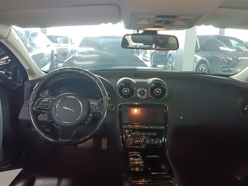 Jaguar XJ