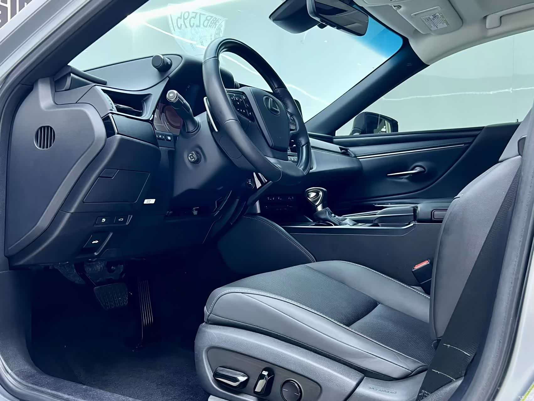 Lexus ES, 2023 4