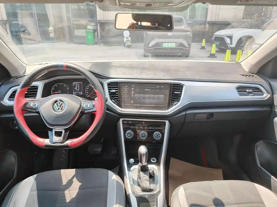 Volkswagen T-ROC exploring Songs