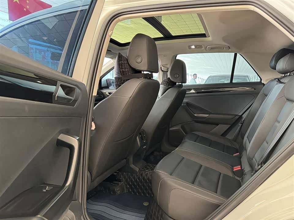 Volkswagen T-ROC exploring Songs