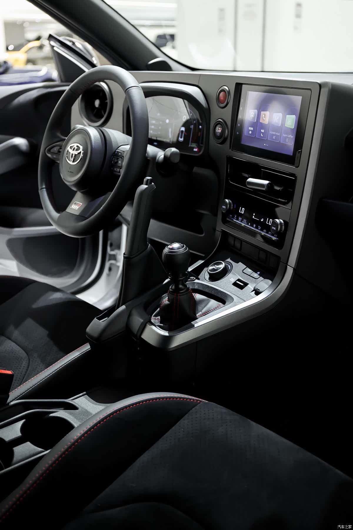 Toyota Yaris, 2026 все фото