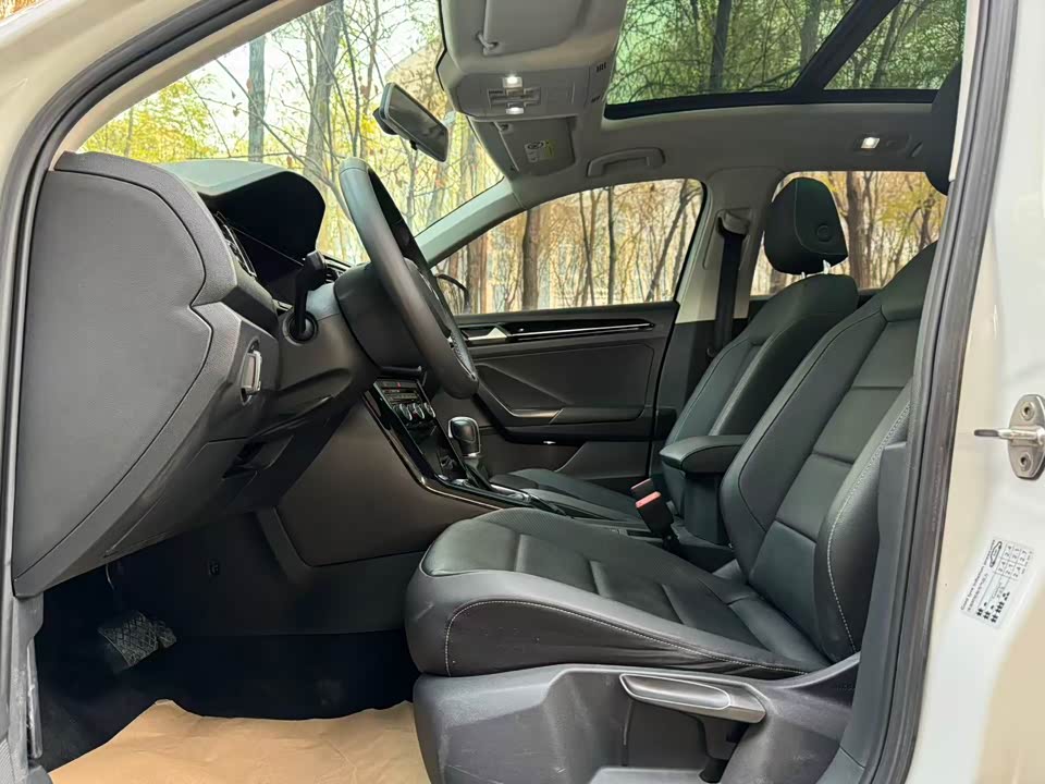 Volkswagen T-ROC exploring Songs