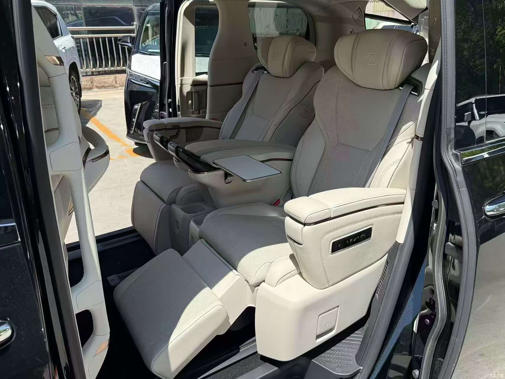 Lexus LM, 2025 12