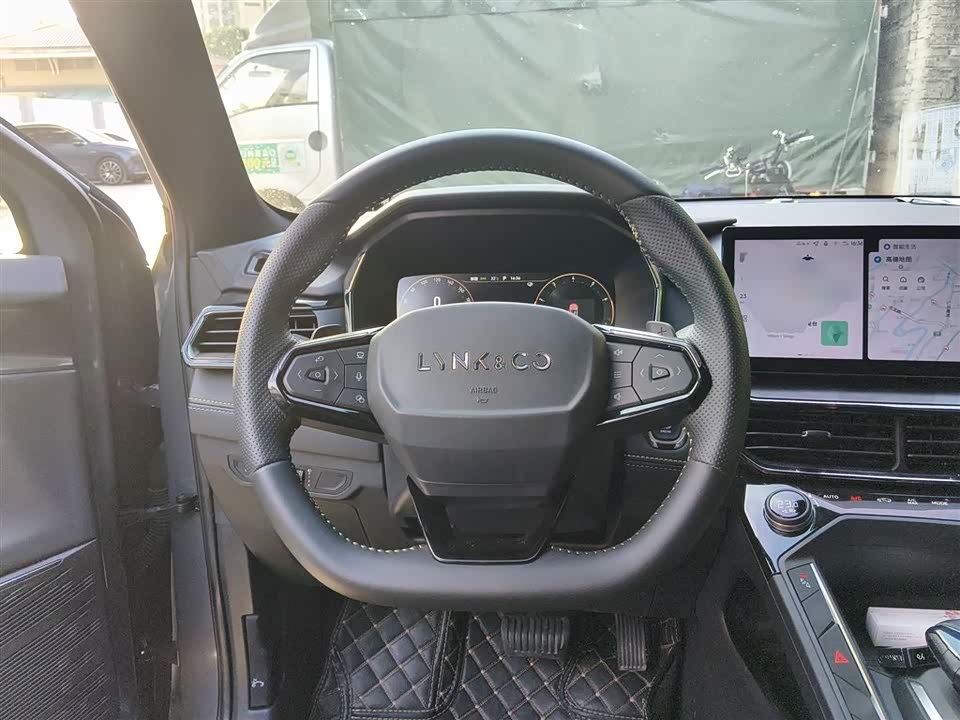 Lynk & Co 06