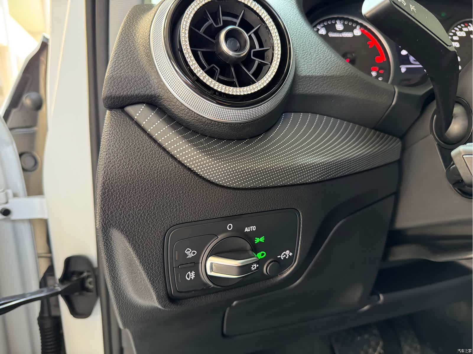 Audi Q2L, 2023 11