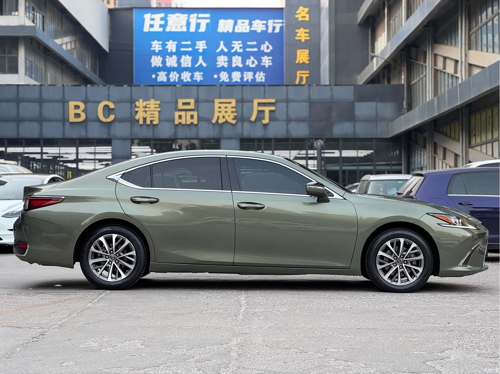 Lexus ES, 2022 все фото