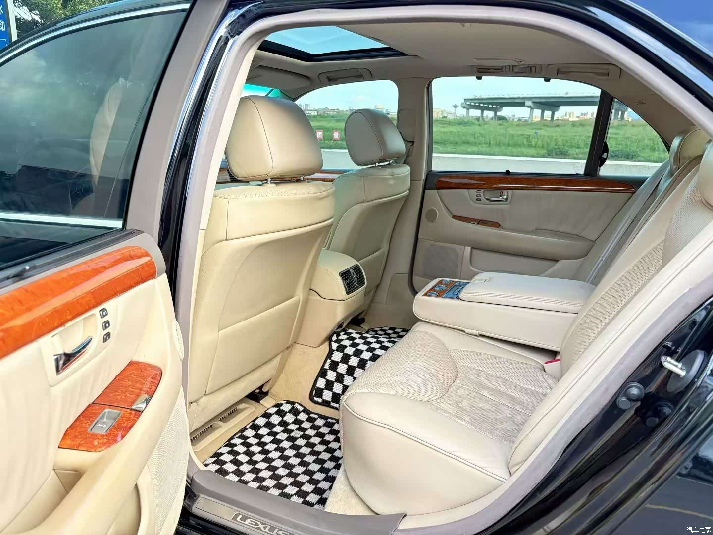 Lexus LS, 2004 9