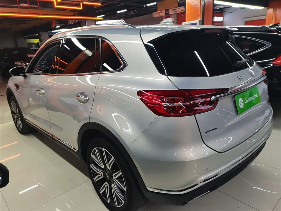 Hongqi HS5