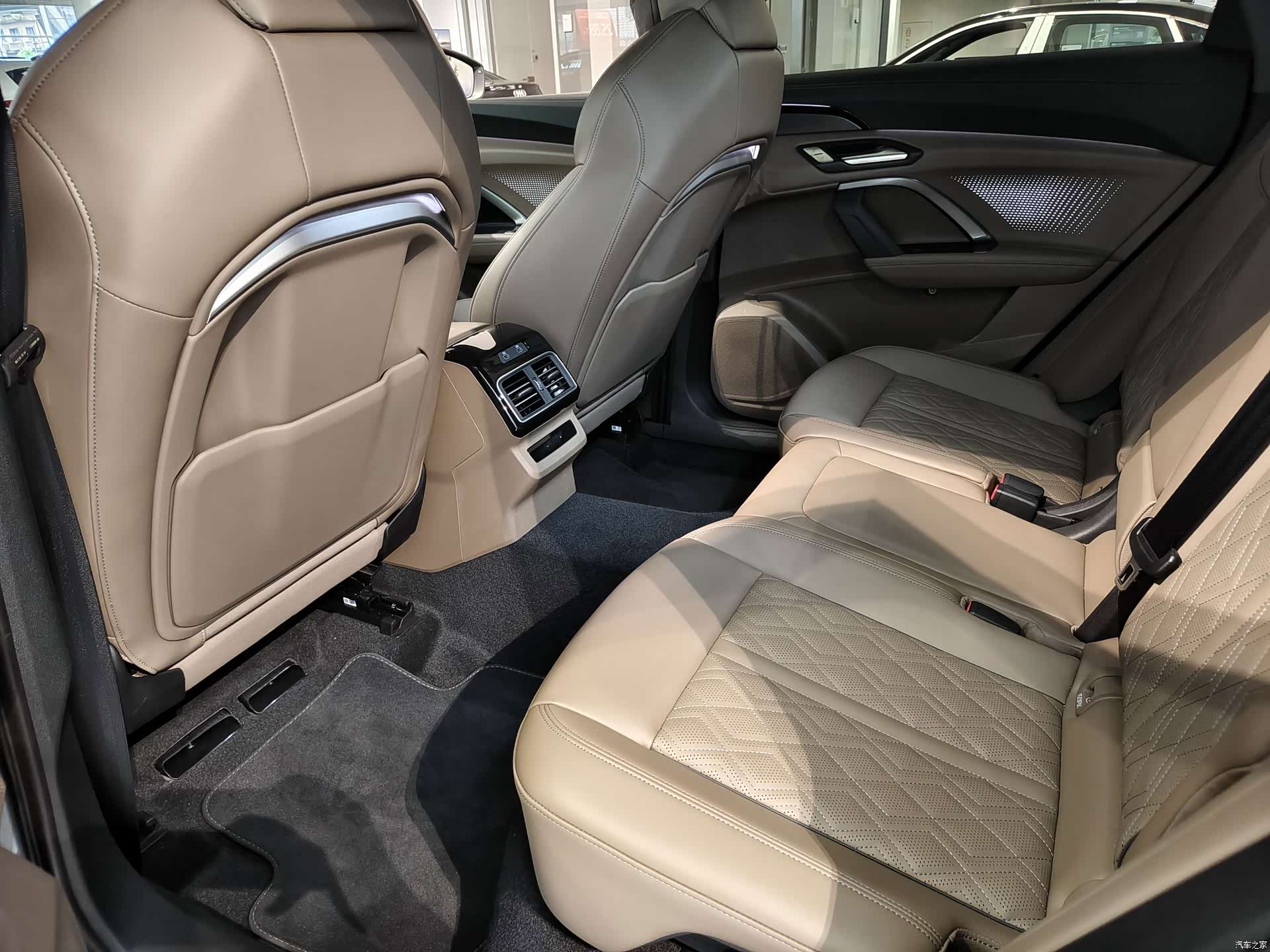 Audi Q5L, 2025 6