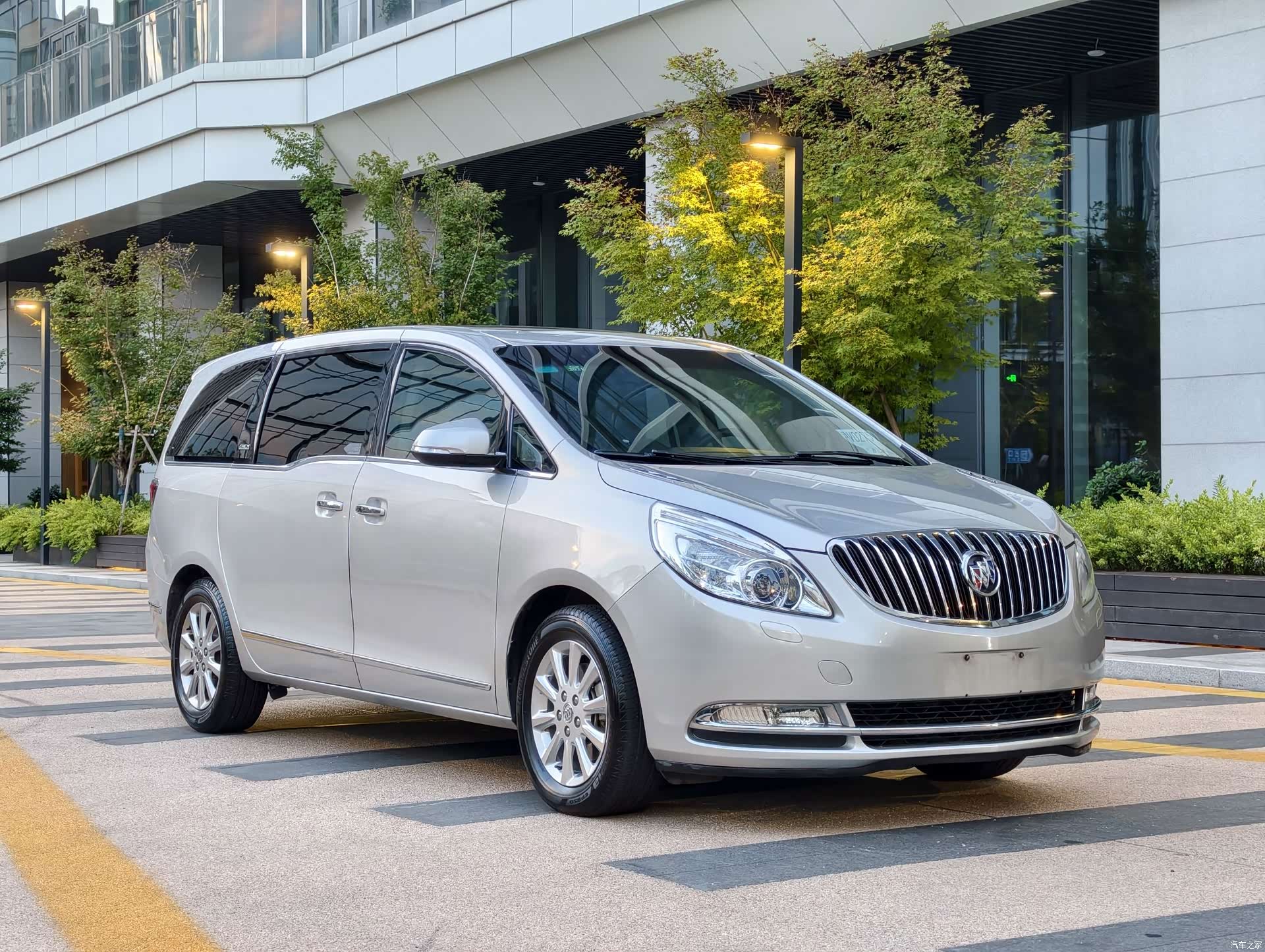 Buick GL8, 2012 3