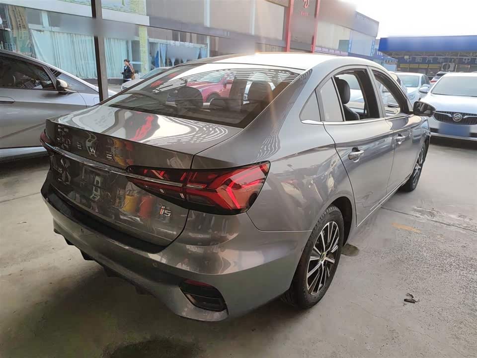 Roewe i5