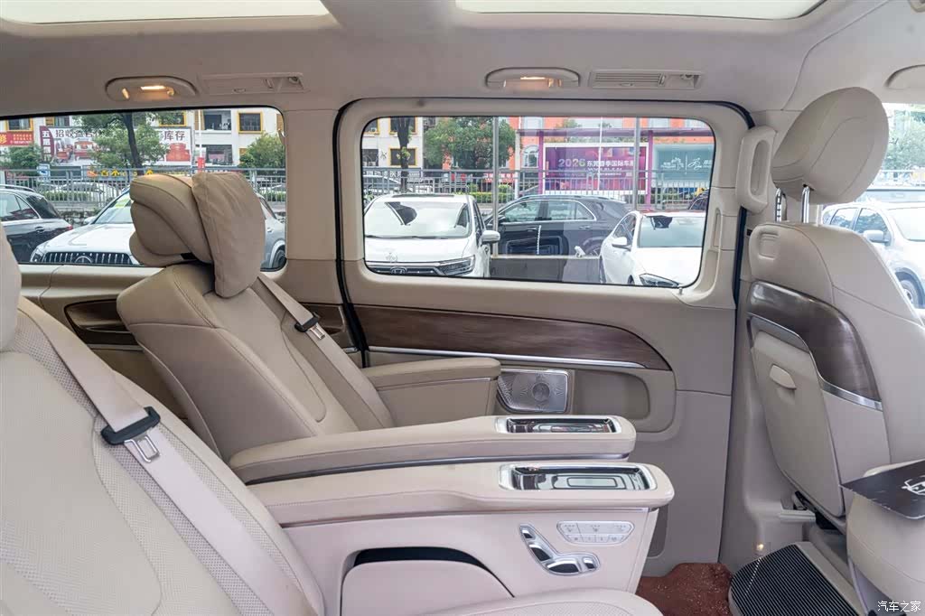 Mercedes-Benz V-Class, 2023 16