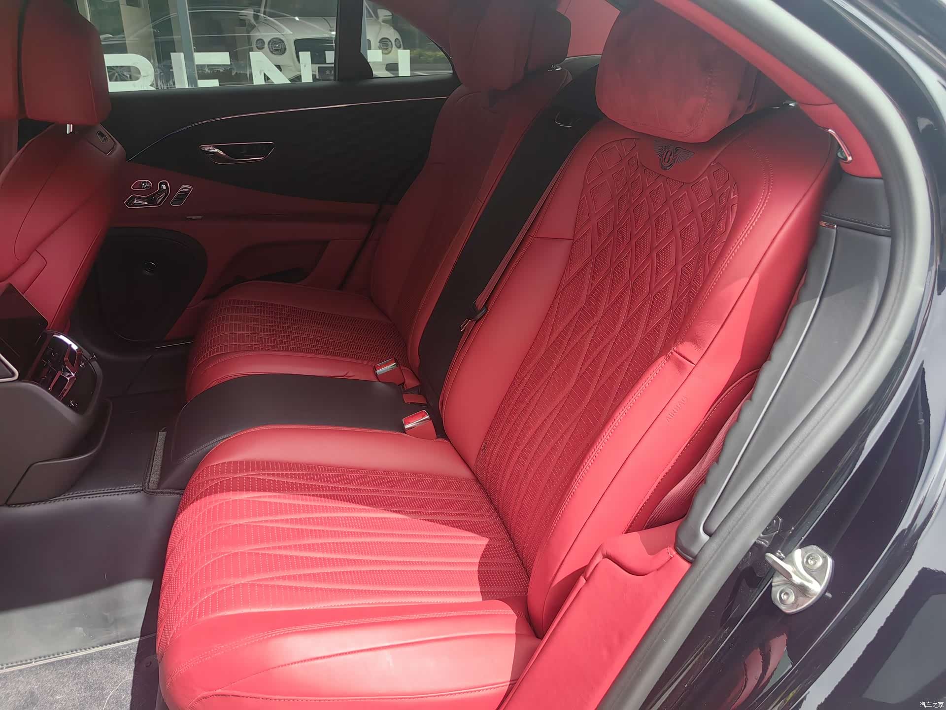 Bentley Flying Spur, 2023 13