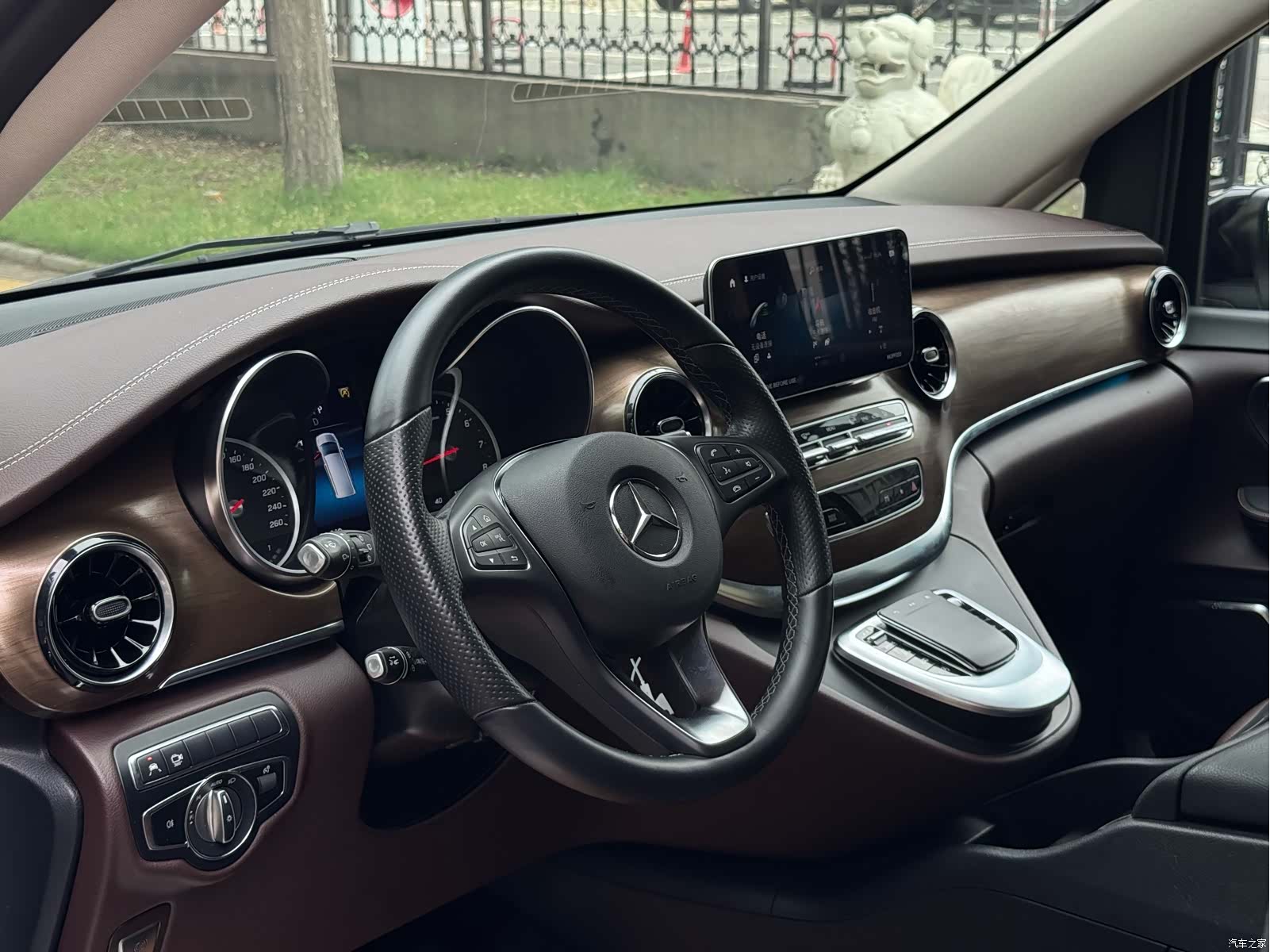 Mercedes-Benz V-Class, 2023 18