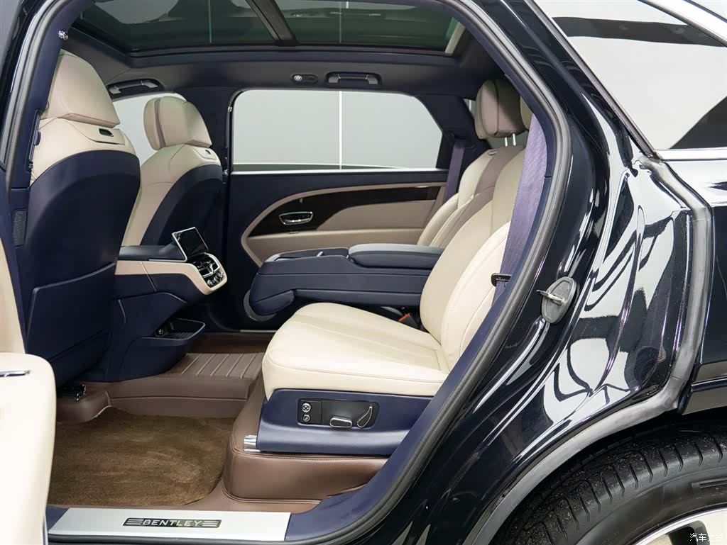 Bentley Bentayga, 2024 9
