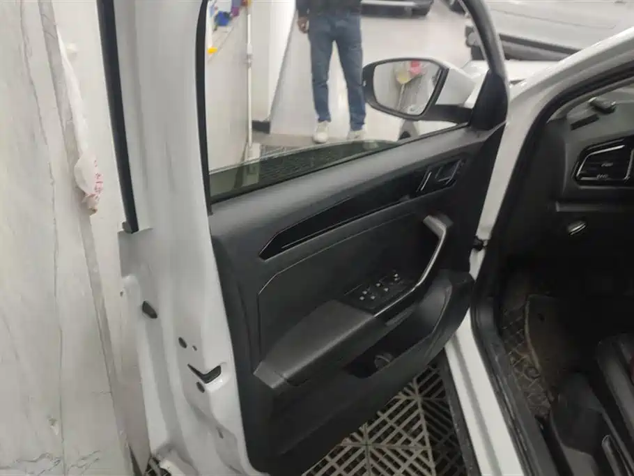 Volkswagen T-ROC exploring Songs