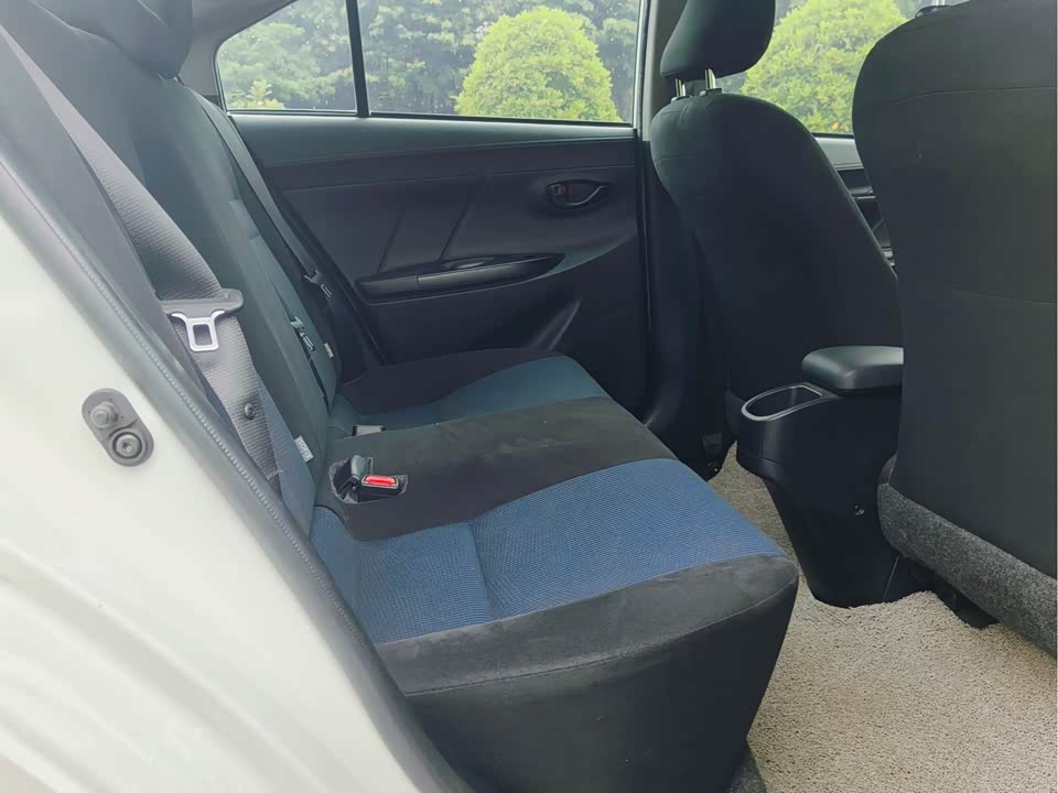 Toyota YARiS L to enjoy