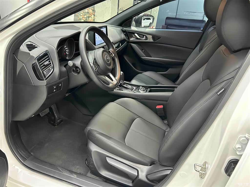 Mazda CX-4, 2023 11