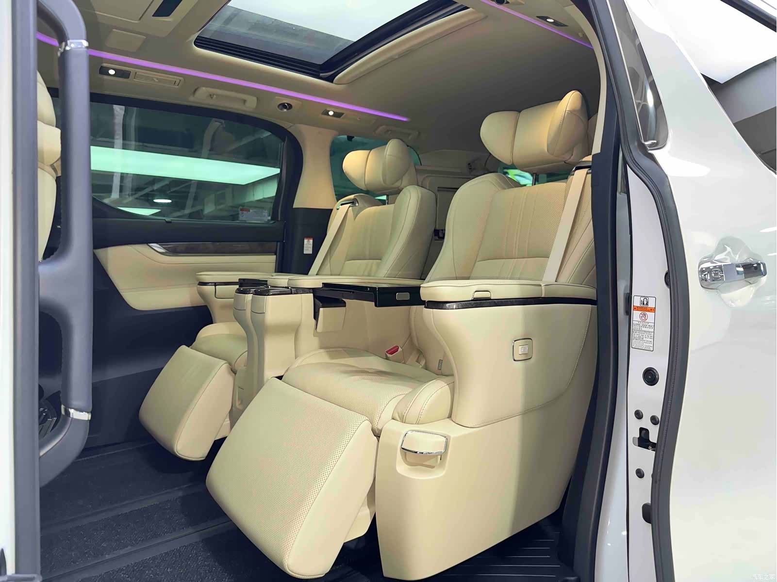 Toyota Vellfire, 2022 17