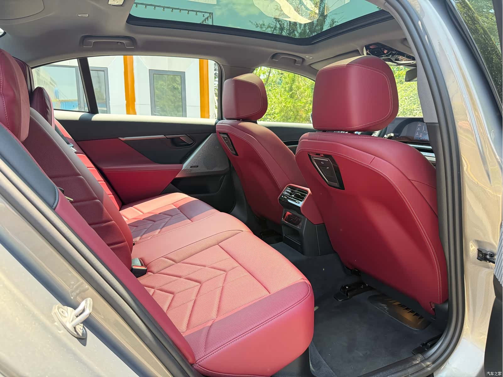 BMW 5 Series, 2025 13