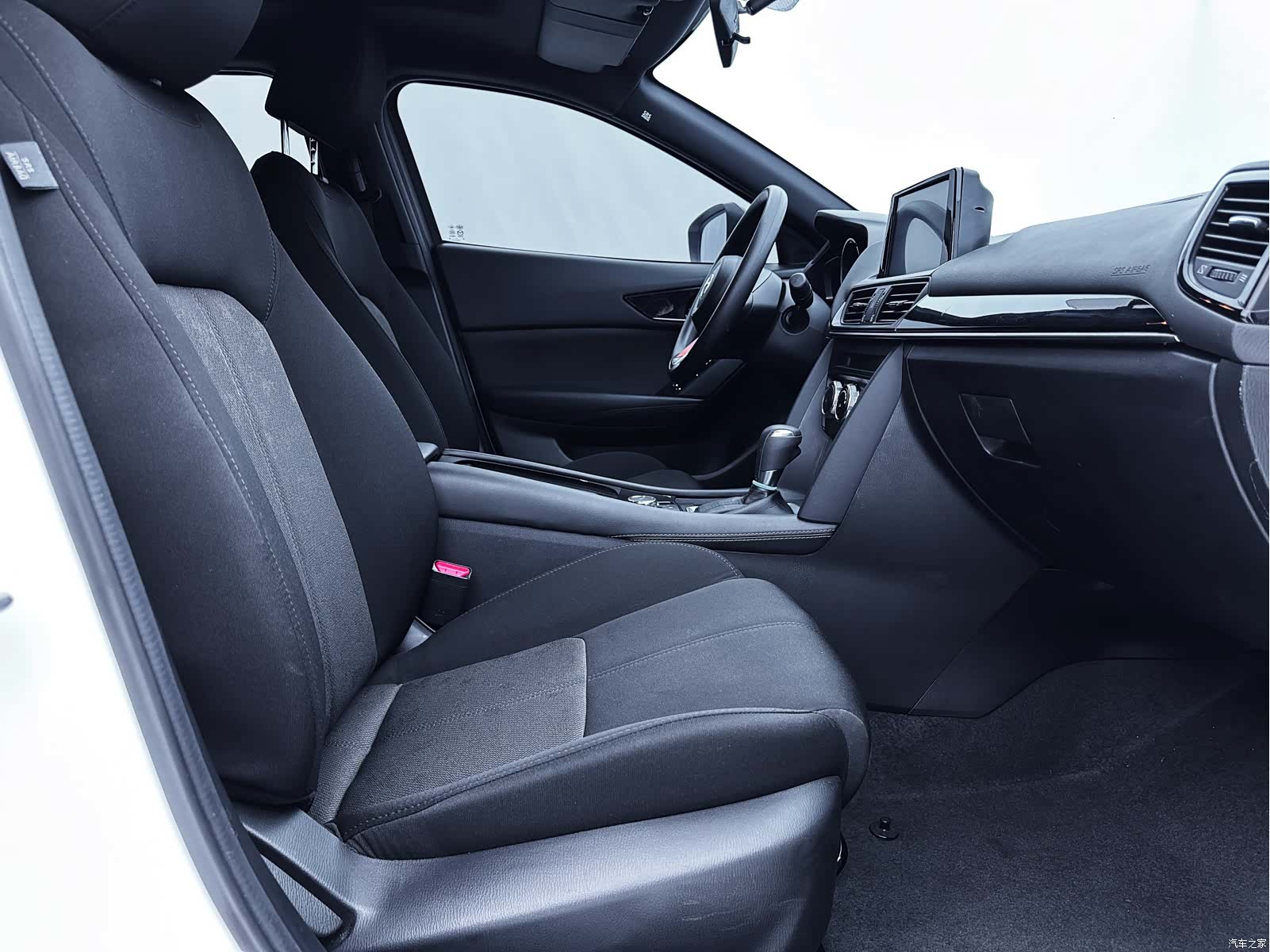 Mazda CX-4, 2023 12