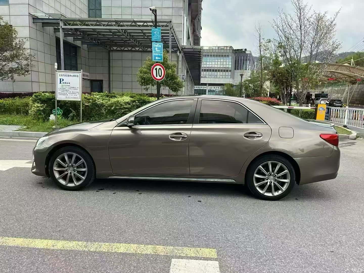 Toyota 2.5V, 2015 13