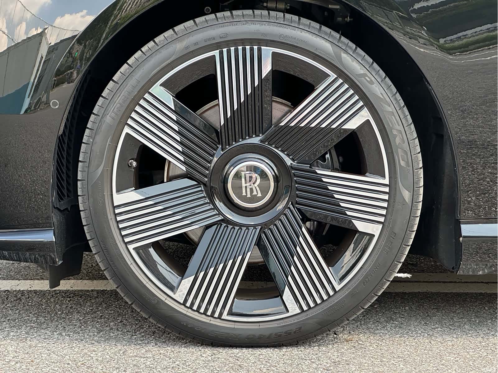 Rolls-Royce Spectre, 2024 9