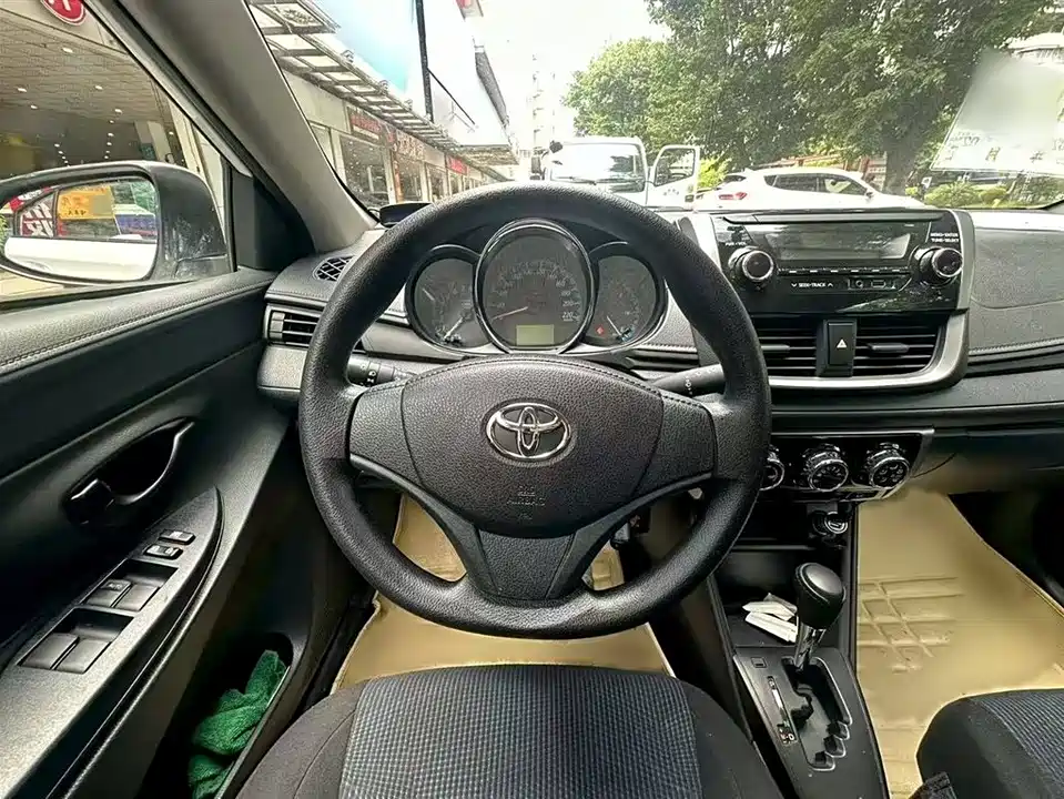Toyota YARiS L to enjoy