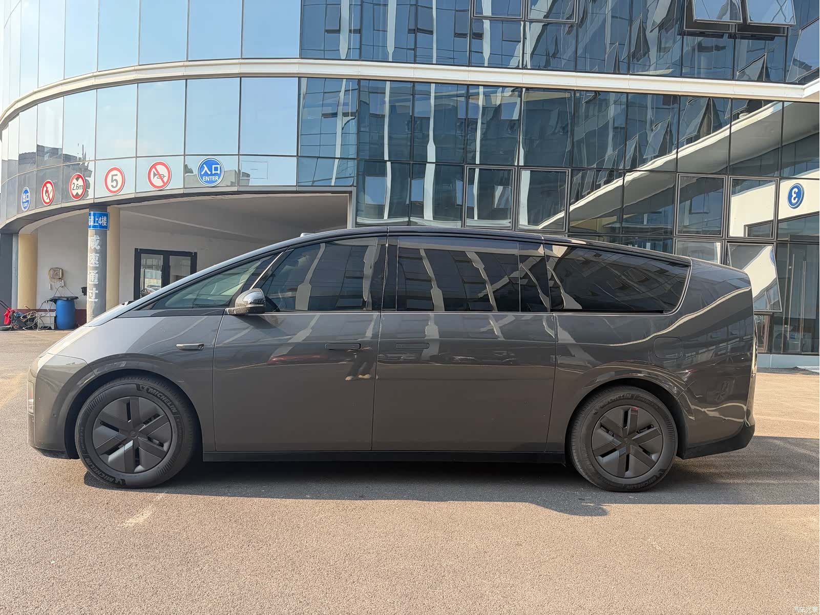 Li Auto MEGA, 2025 3