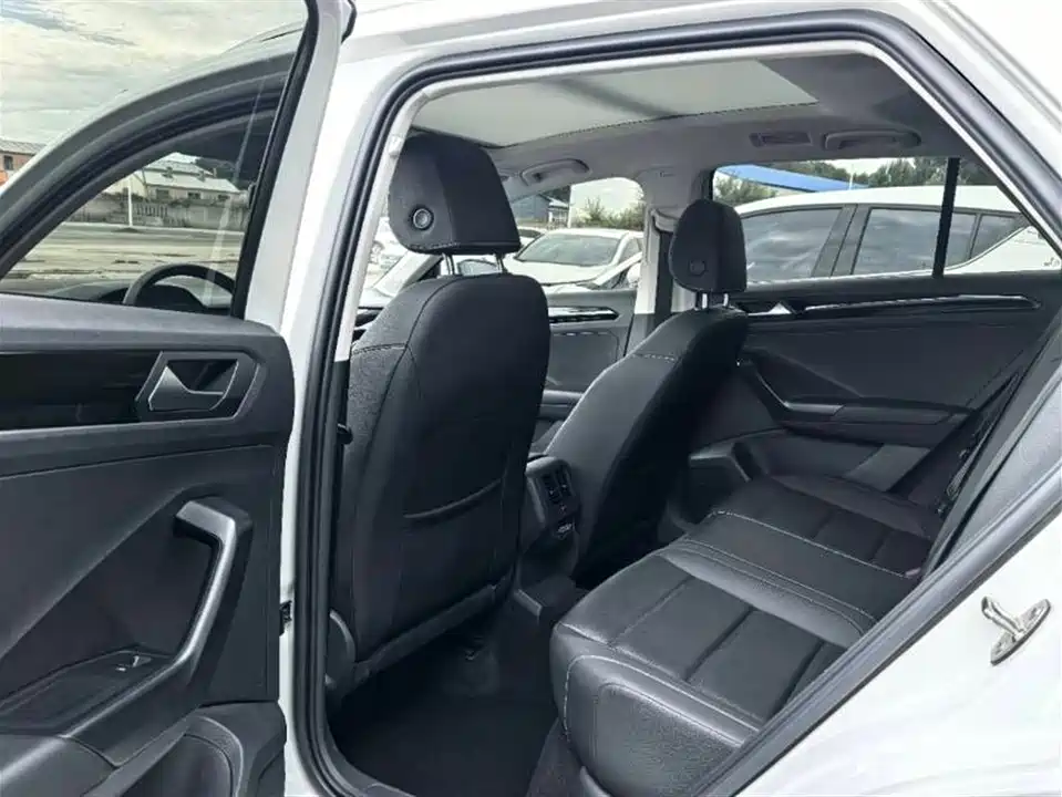 Volkswagen T-ROC exploring Songs