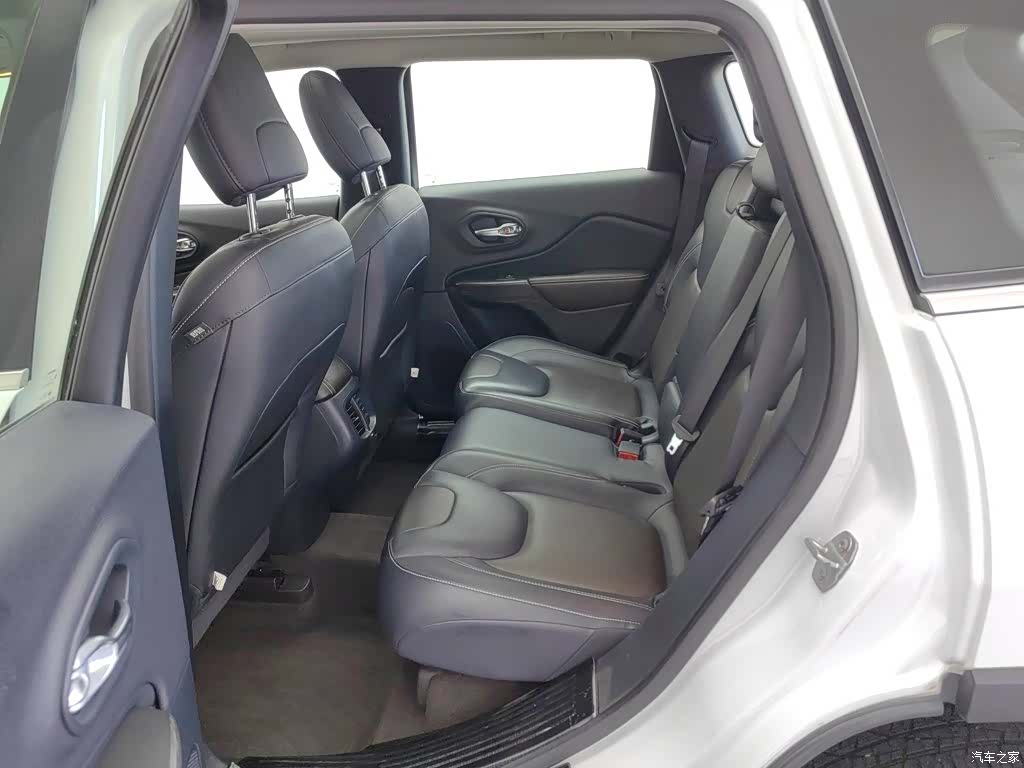 Jeep Cherokee, 2021 15
