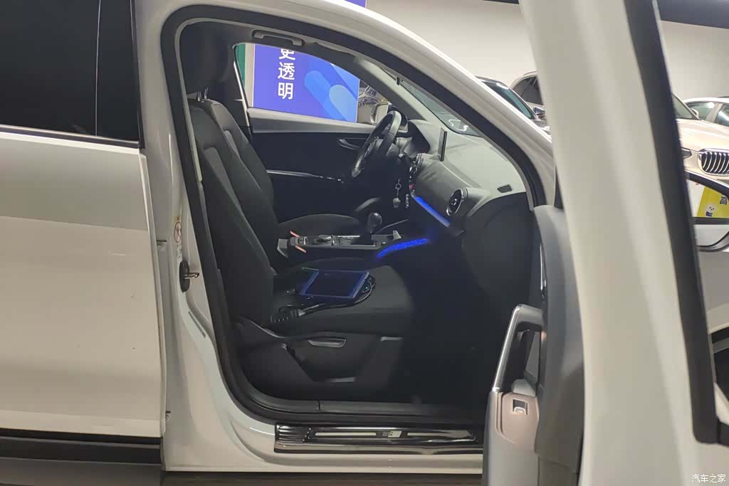 Audi Q2L, 2019 8