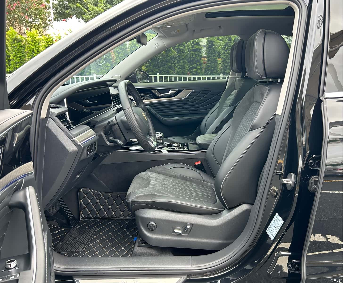 Hongqi HS5, 2023 10