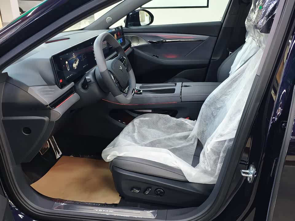 VOYAH Lantu chasing light