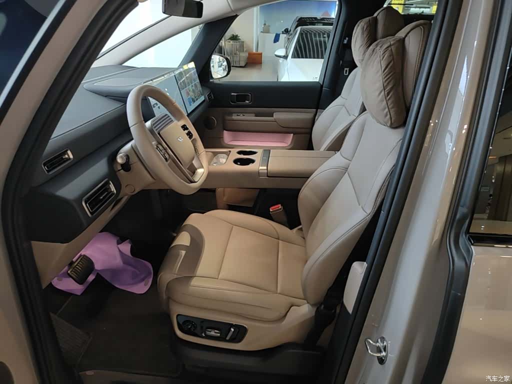 Li Auto MEGA, 2025 15
