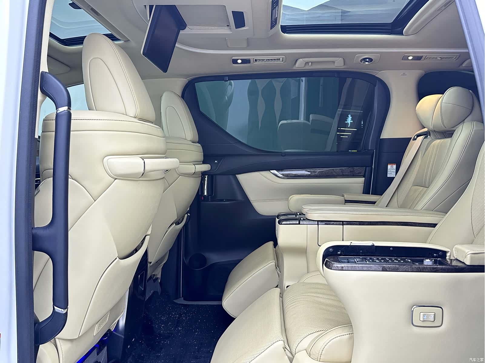 Toyota Vellfire, 2020 6