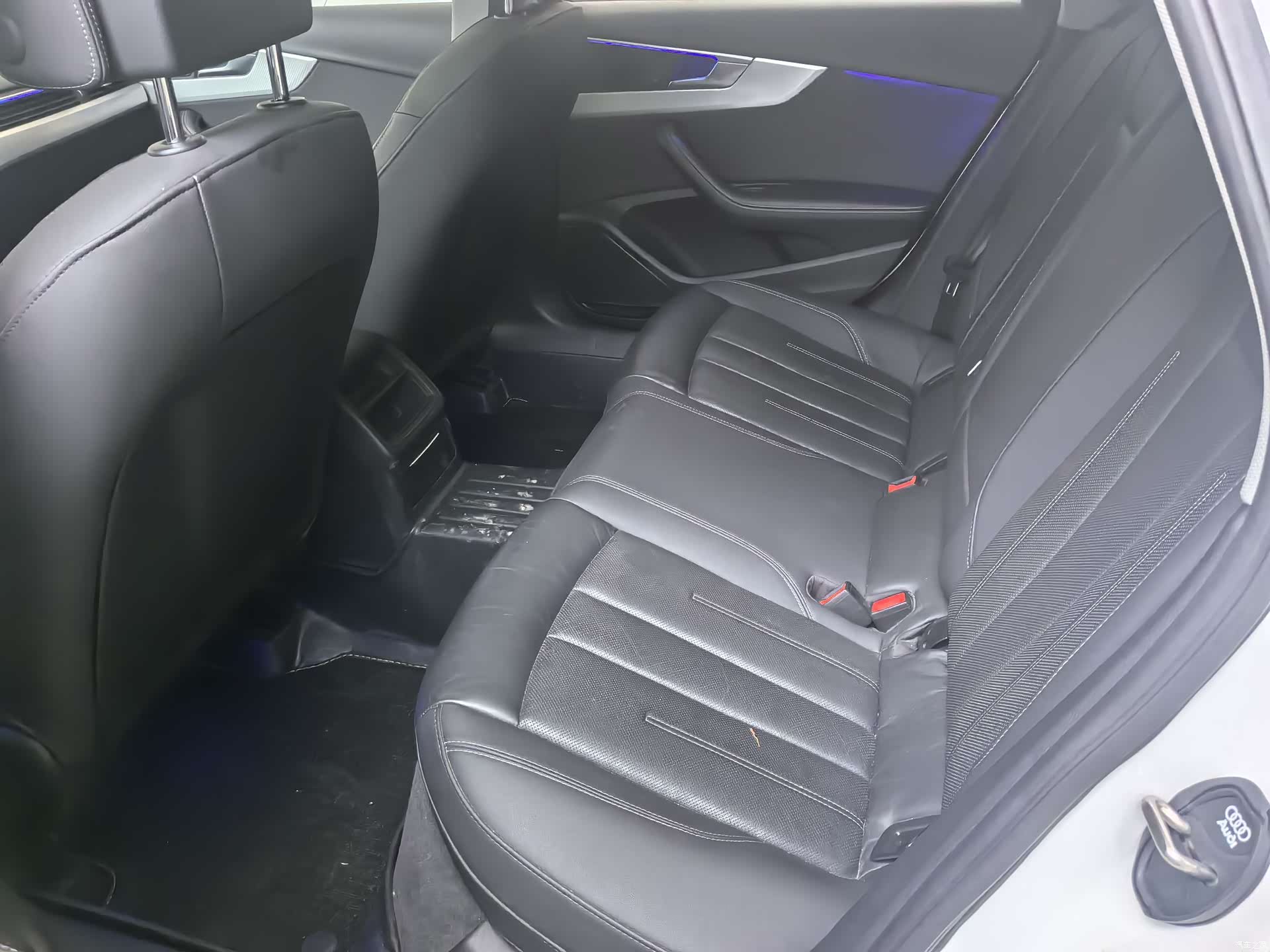 Audi A4L, 2021 все фото