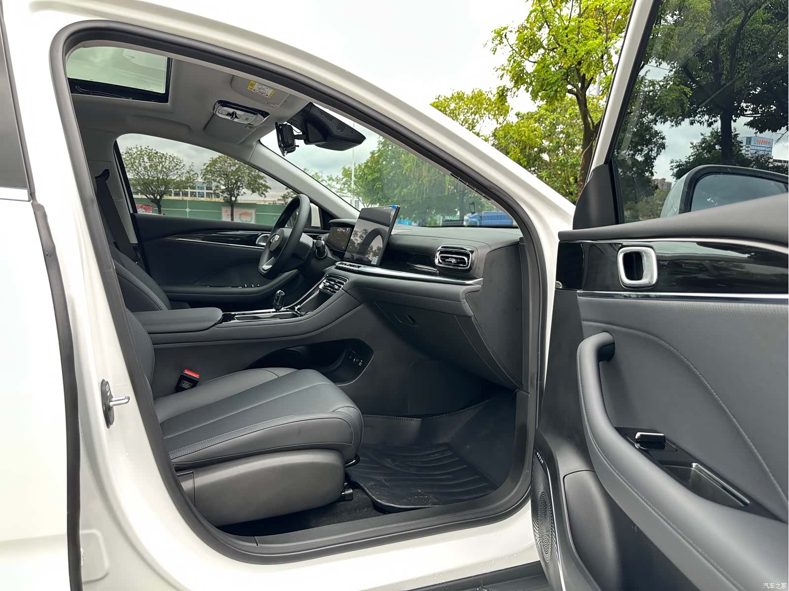 Geely Emgrand, 2026 11
