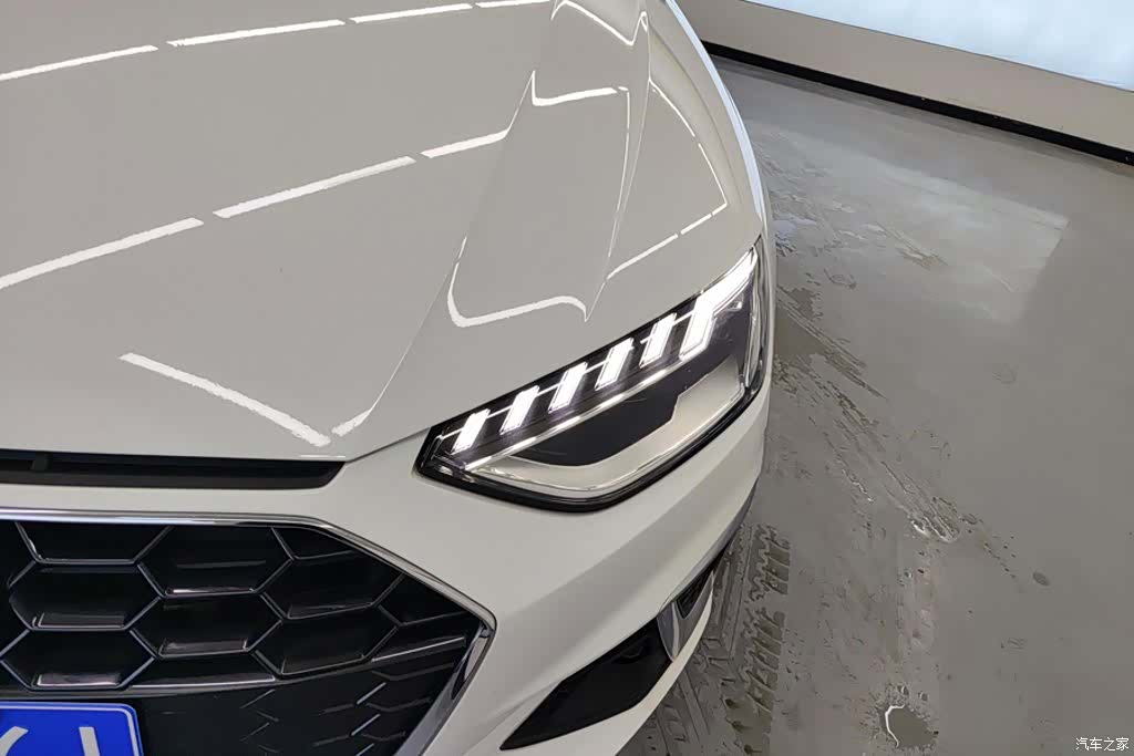 Audi A4L, 2022 все фото
