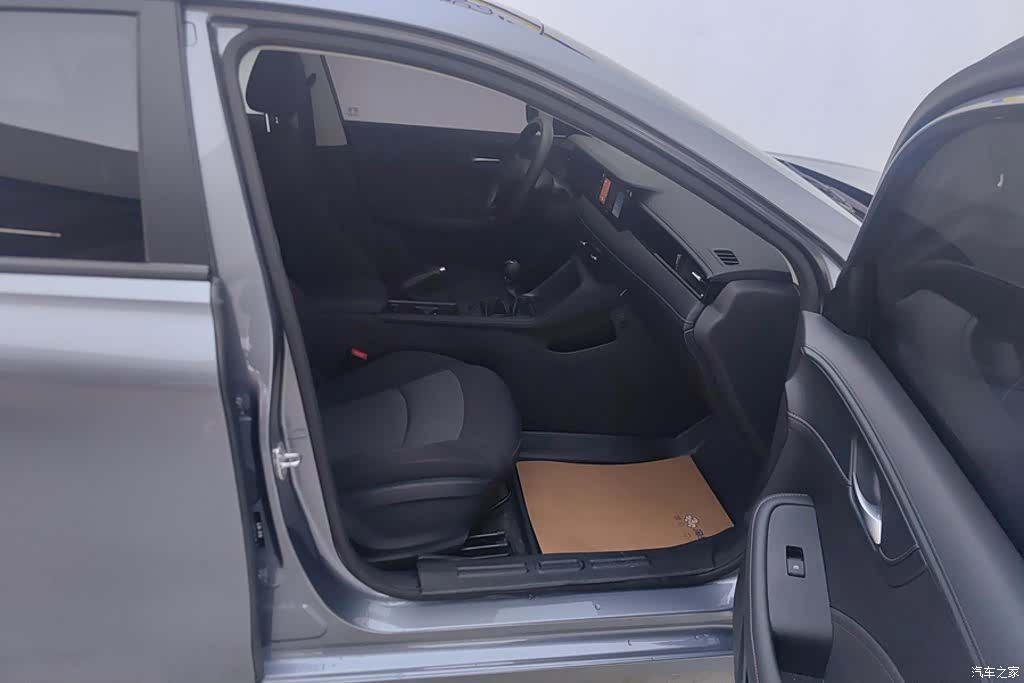 Roewe i5, 2025 8