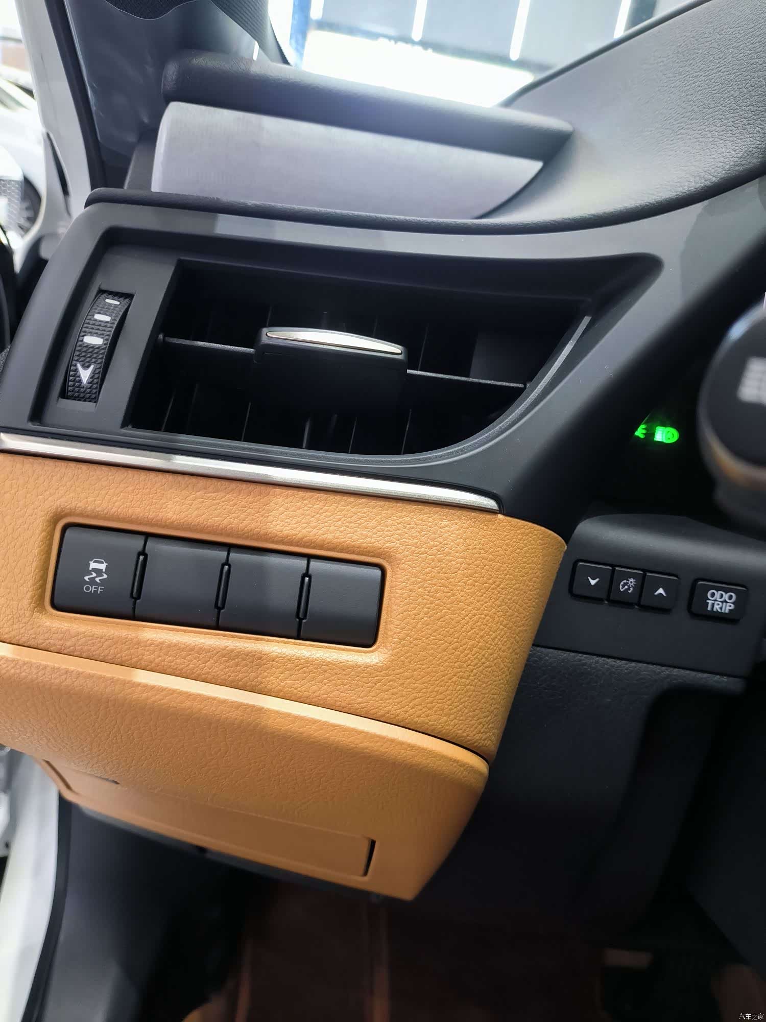 Lexus ES, 2025 10