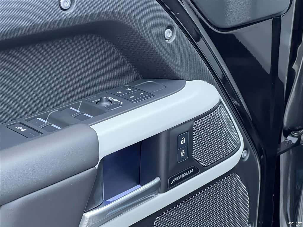 Land Rover Defender, 2024 23