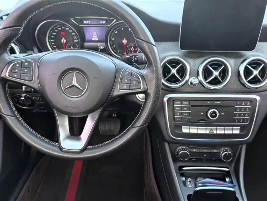 Mercedes-Benz GLA Mercedes-Benz GLA