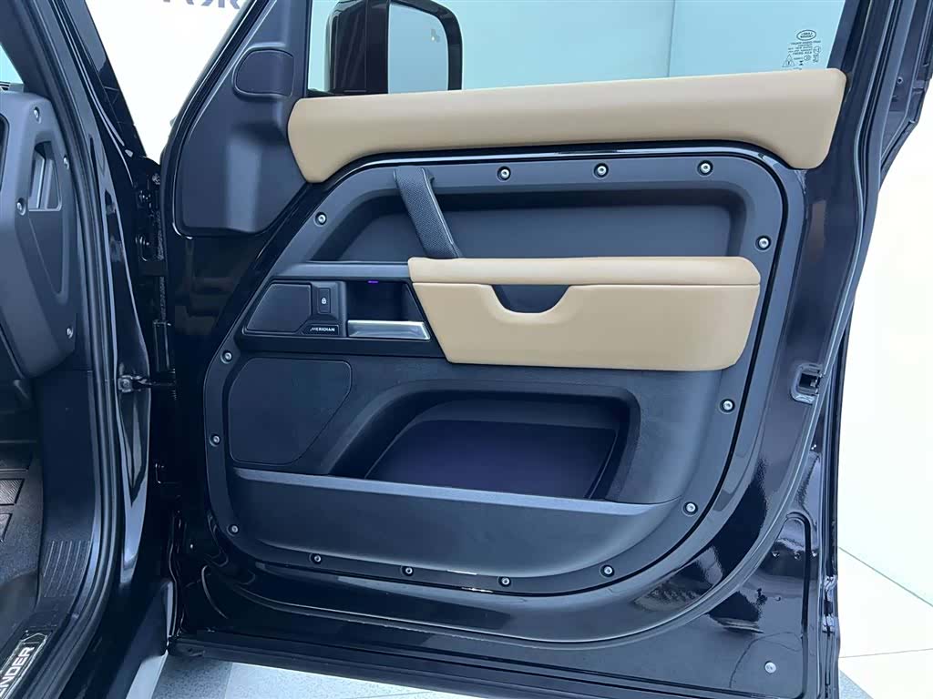Land Rover Defender, 2025 24