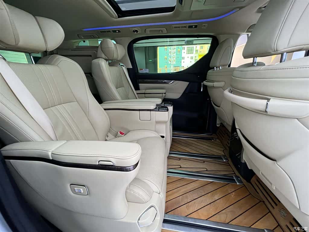 Toyota Alphard, 2022 25