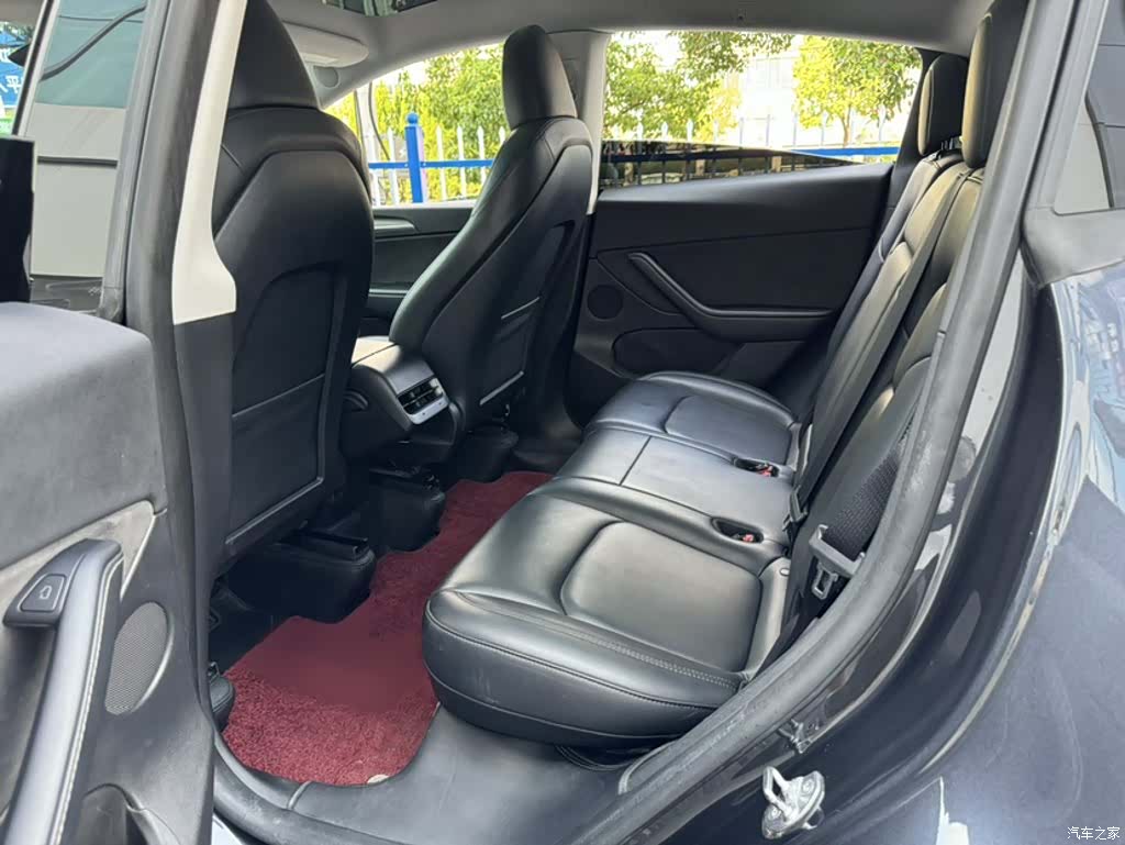Tesla Model Y, 2024 19