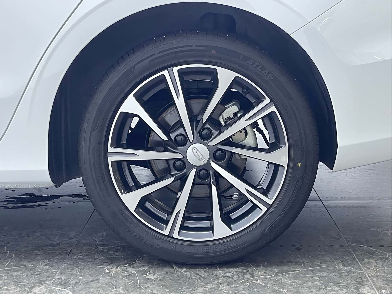 Geely Emgrand, 2026 8